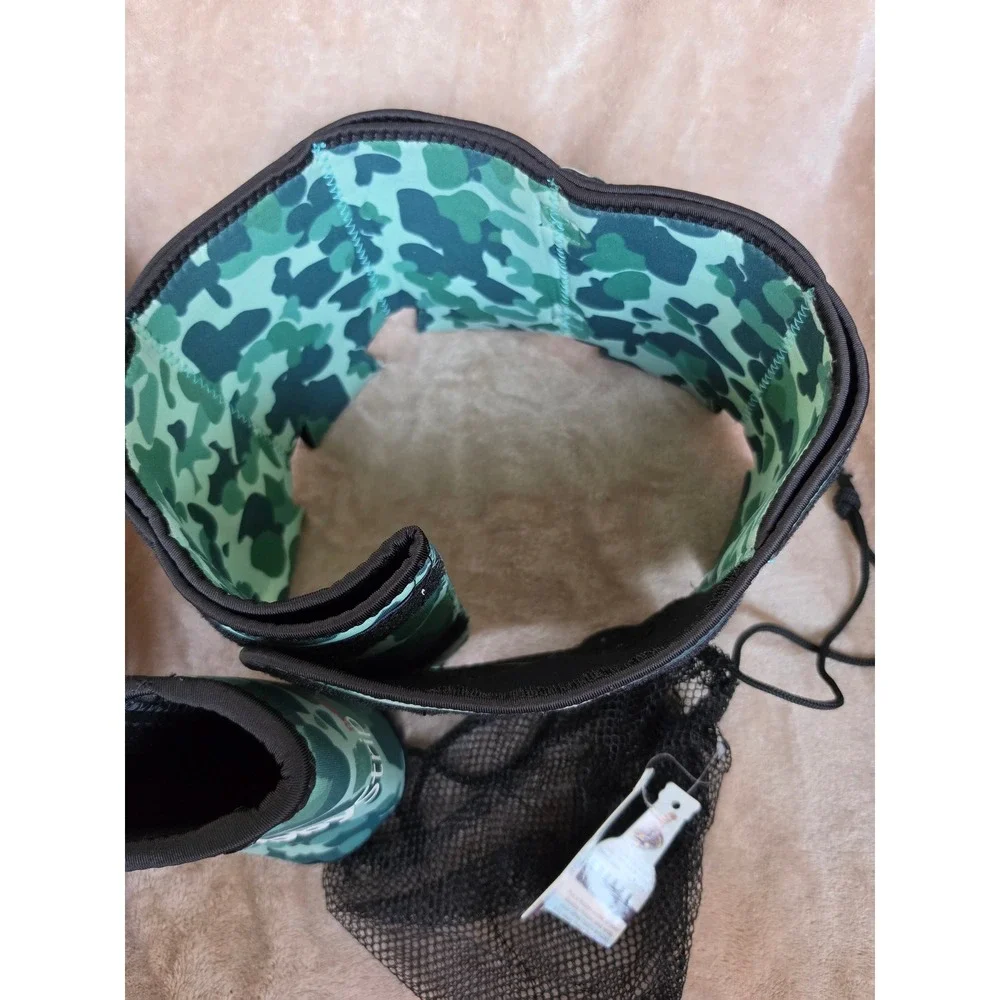 The Stubby Strip Premium 7-Drink Neoprene Beverage Carrier Green Camo with Bag